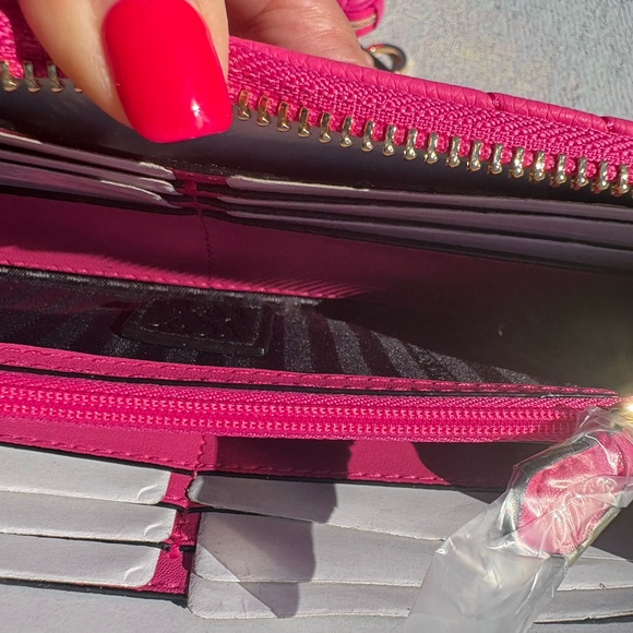 NWT Victoria's Secret Large Hot Pink Quilted Wallet 🛍️❤️💕 - Picture 8 of 11